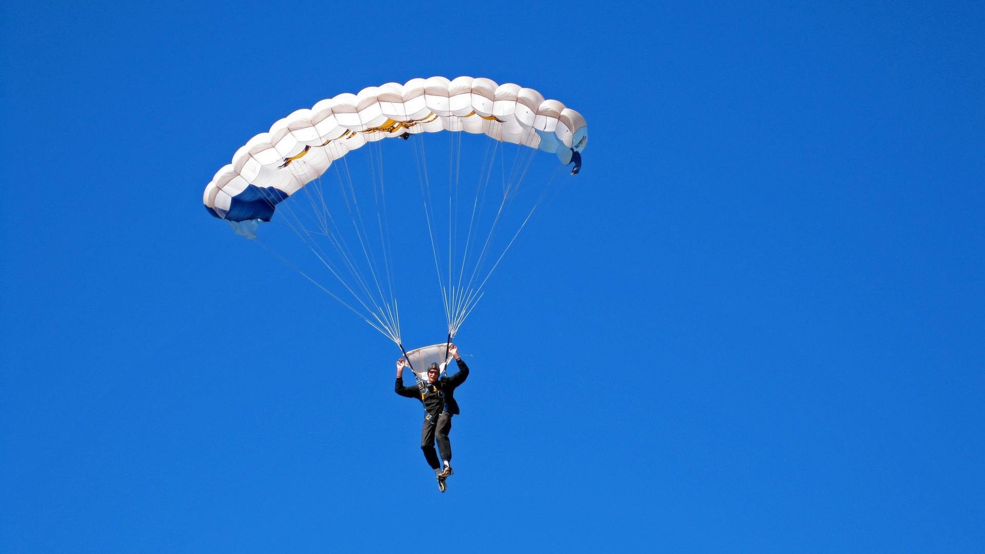 詹姆斯焦点对战，费德勒与60激战SKT分钟，领先优势明显胜负难料！赛场气场高涨